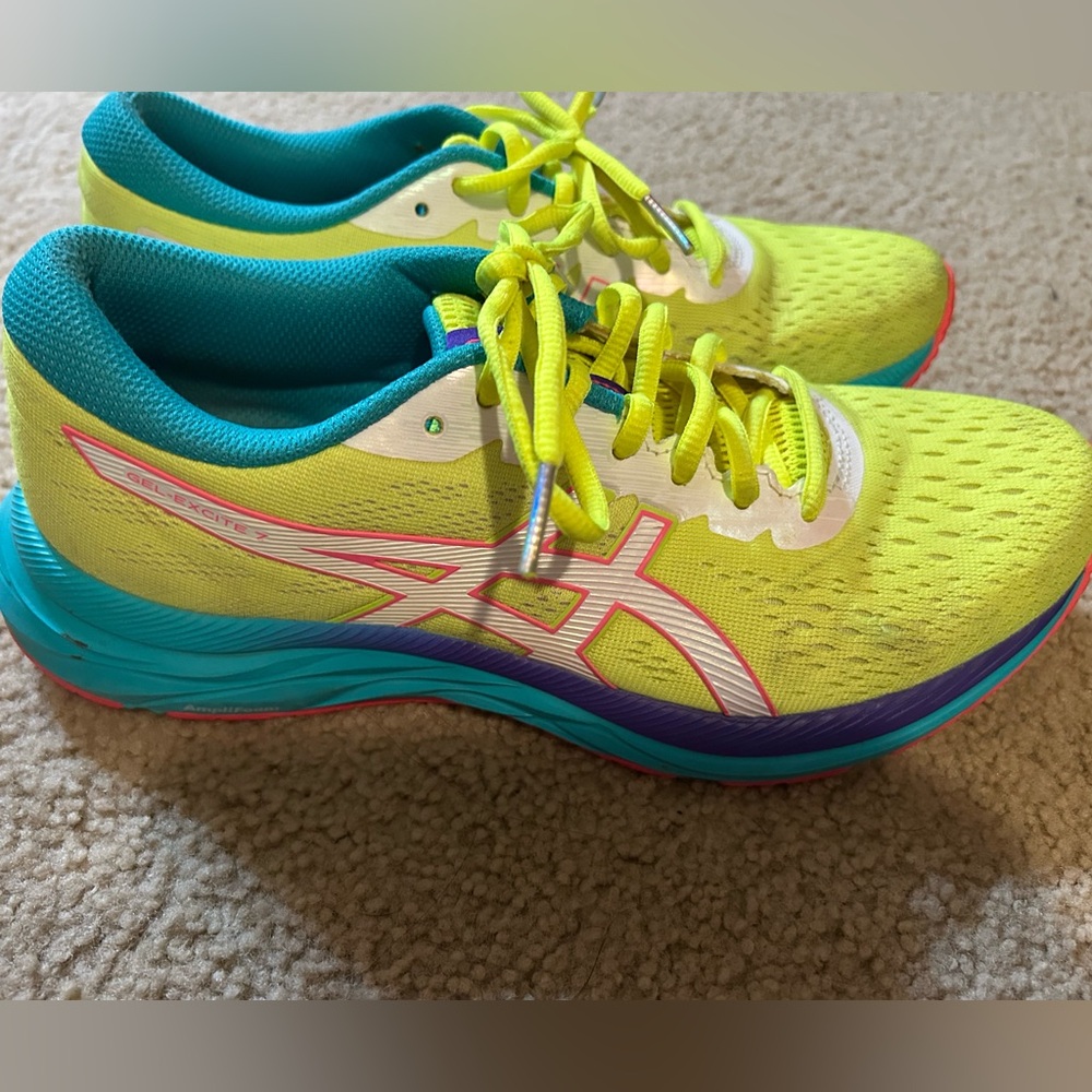 ASICS size 9 women’s NEON